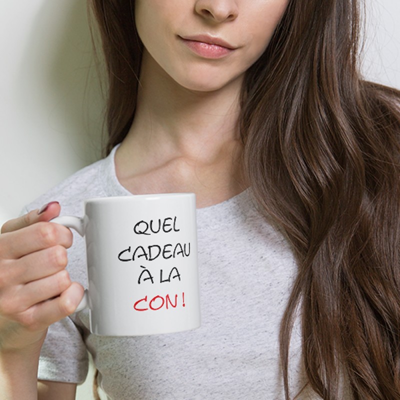 Offrir un cadeau à la con, un mug