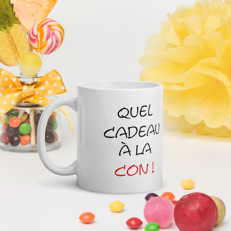 Offrir un cadeau à la con, un mug
